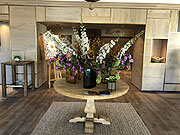 Blumendeko im Foyer des Alpenhof Murnau (©Foto: Martin Schmitz)